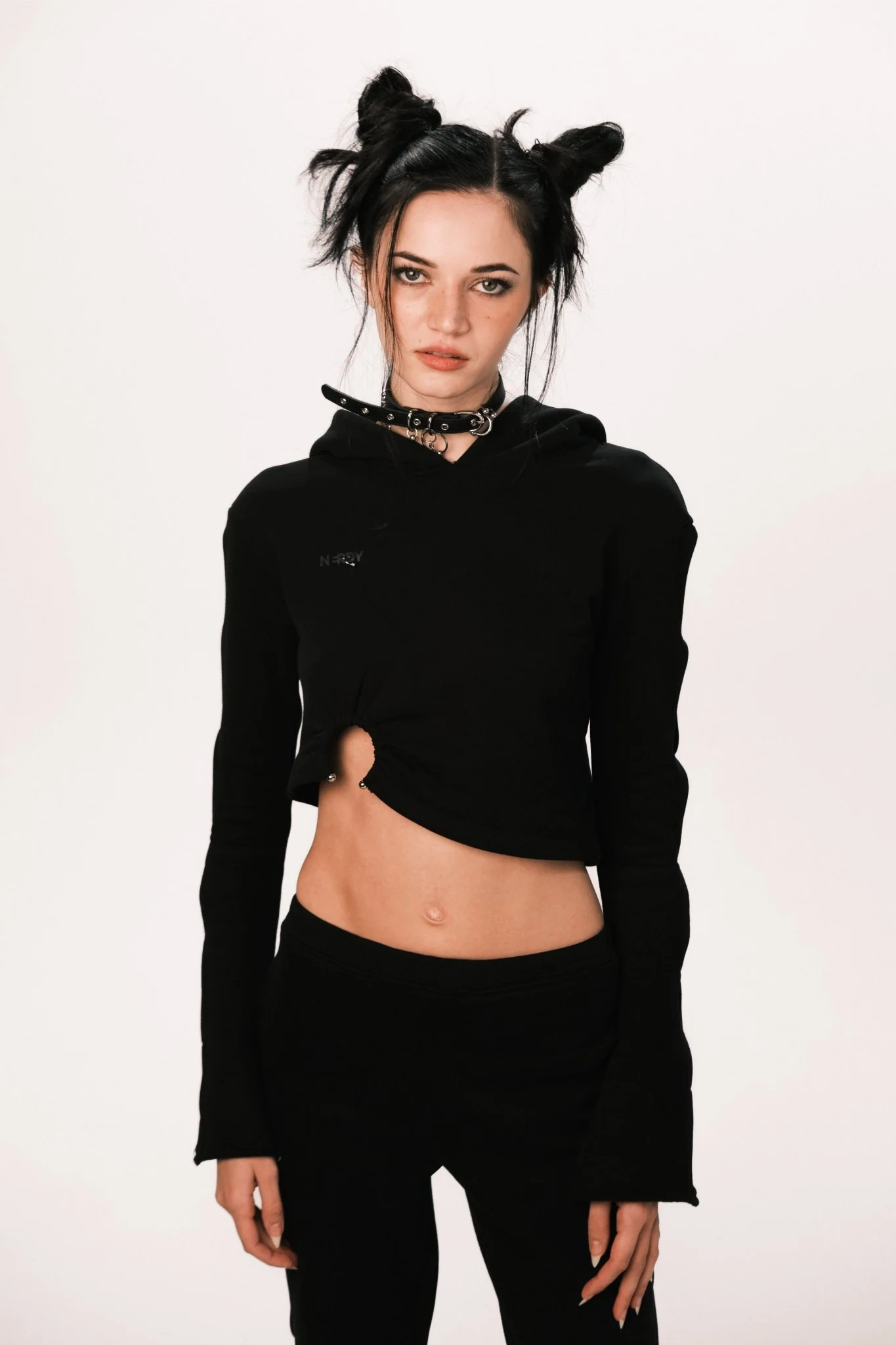 BLACK CROPPED HOODIE - Image 2