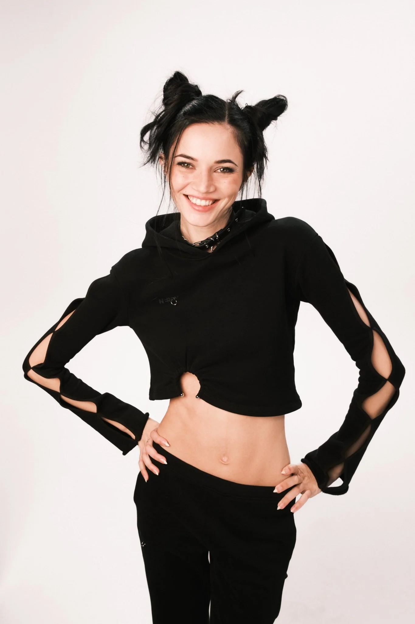 BLACK CROPPED HOODIE - Image 3