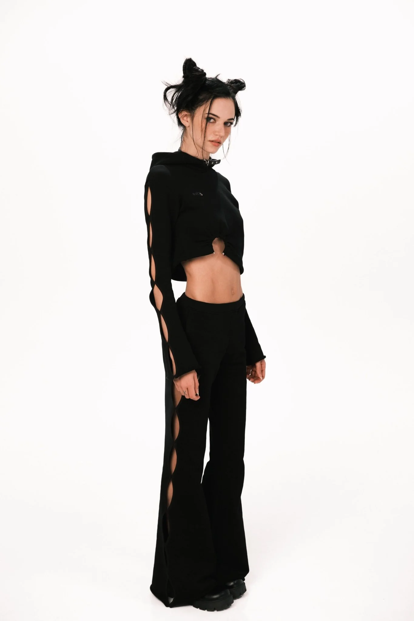 BLACK CROPPED HOODIE - Image 4