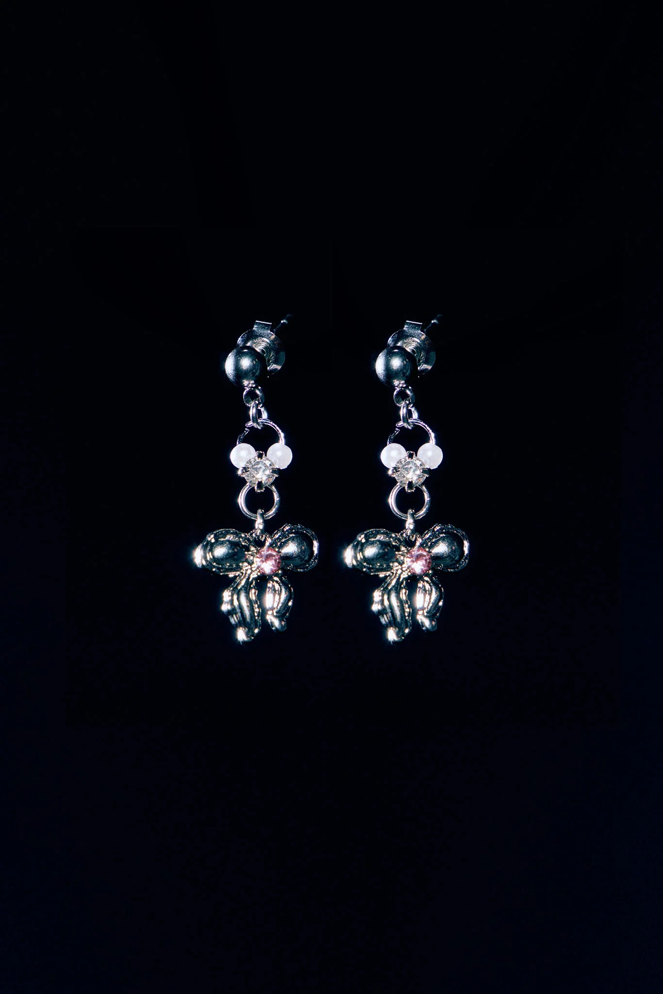 LOVE BOW DROP EARRINGS - Image 3